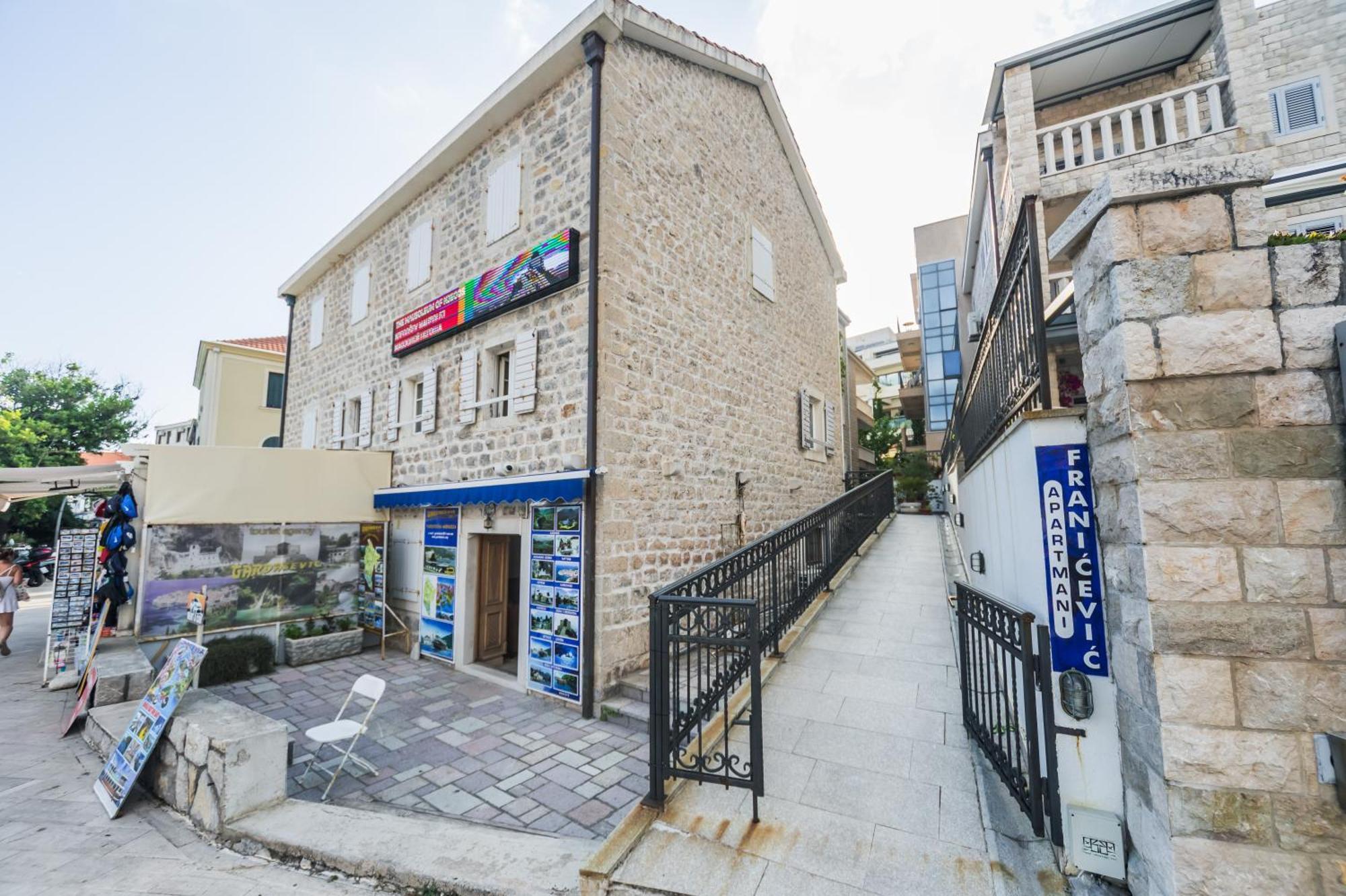 Apartments Franicevic Petrovac Kültér fotó